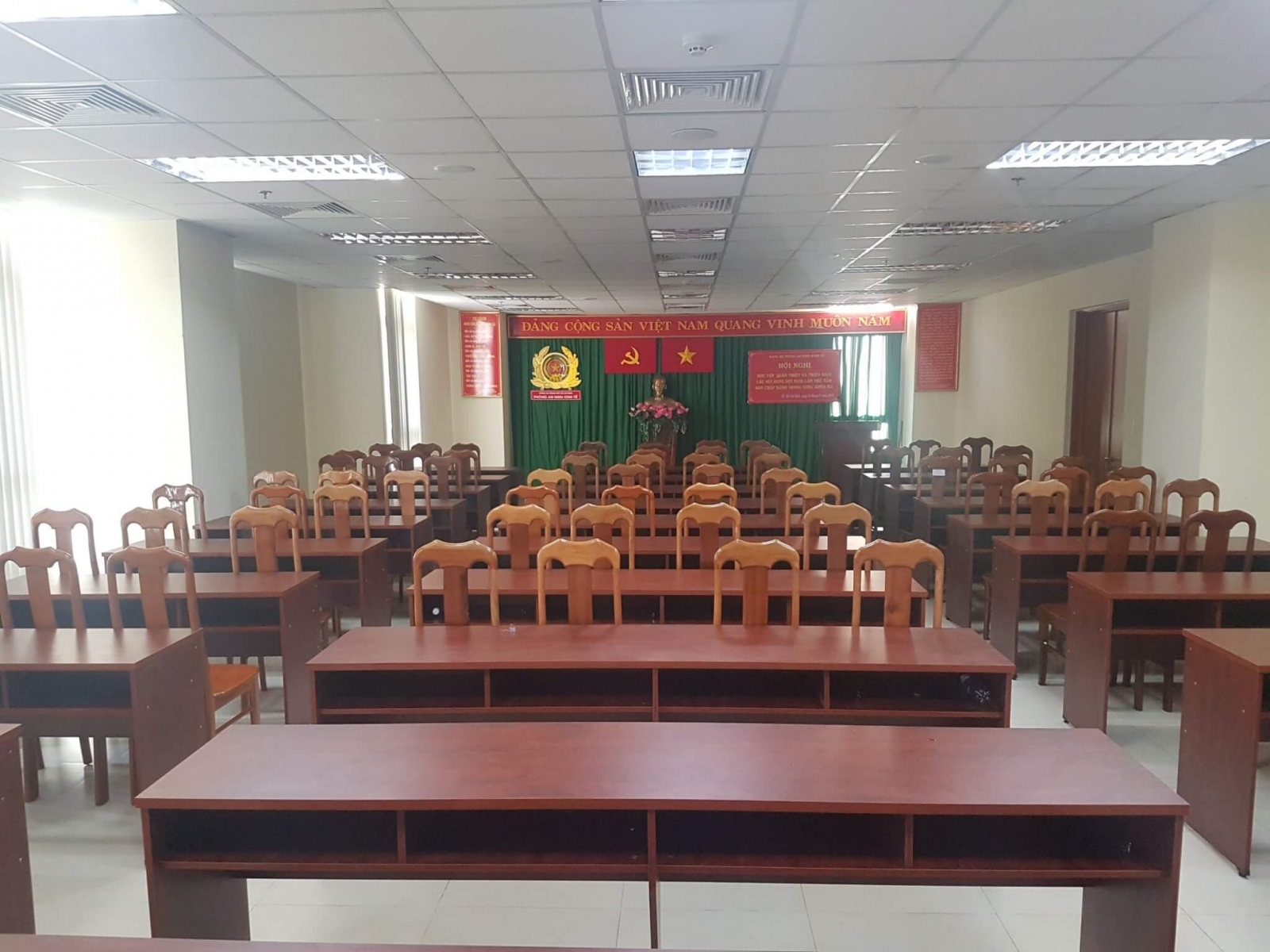 THI CÔNG BÀN GHẾ HỘI TRƯỜNG VĨNH CỬU ĐỒNG NAI